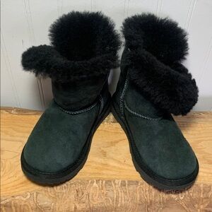 Kids UGGS Black Bailey Shearling Boots - size 12